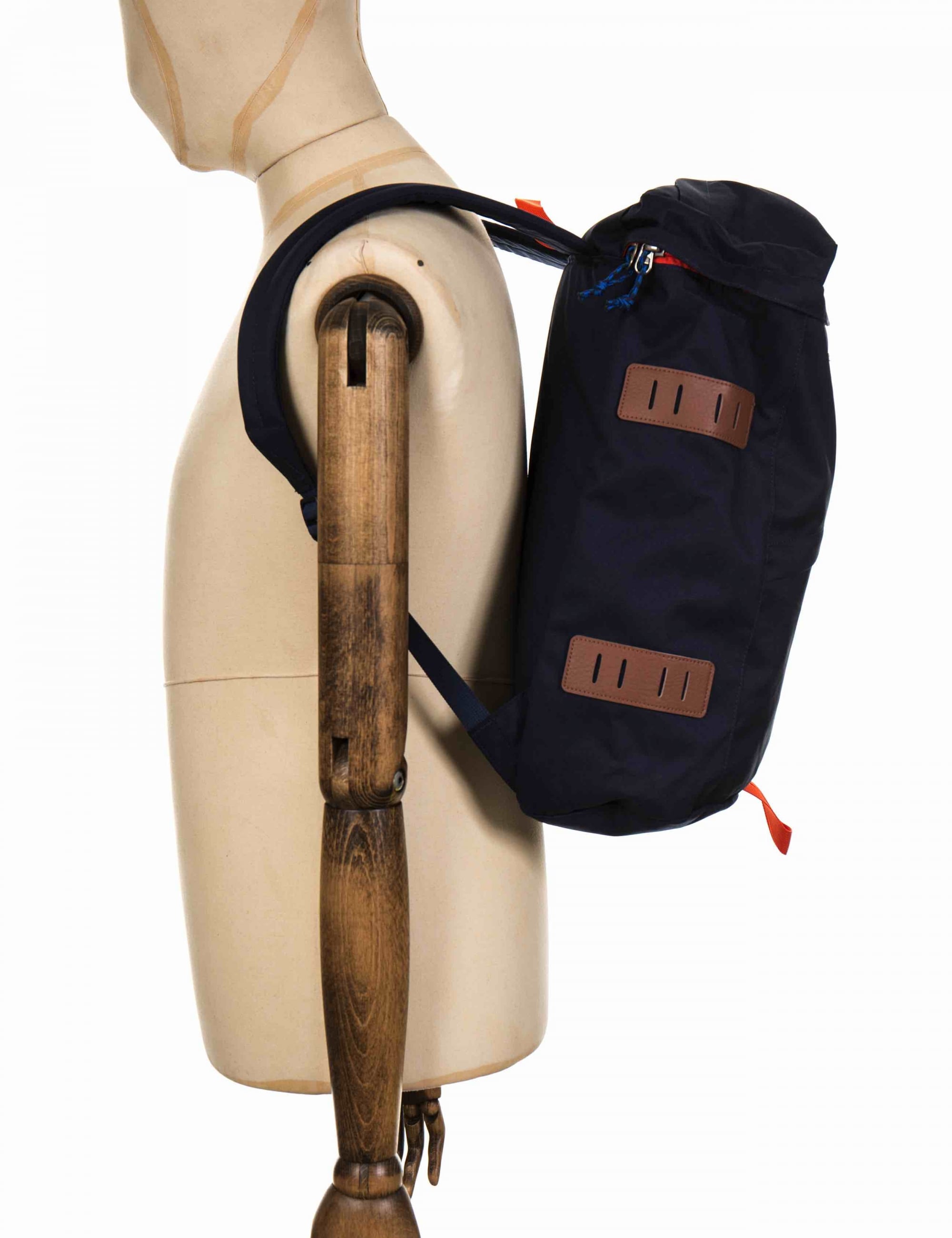 Toromiro 22L Backpack - Navy Blue/Paintbrush Red