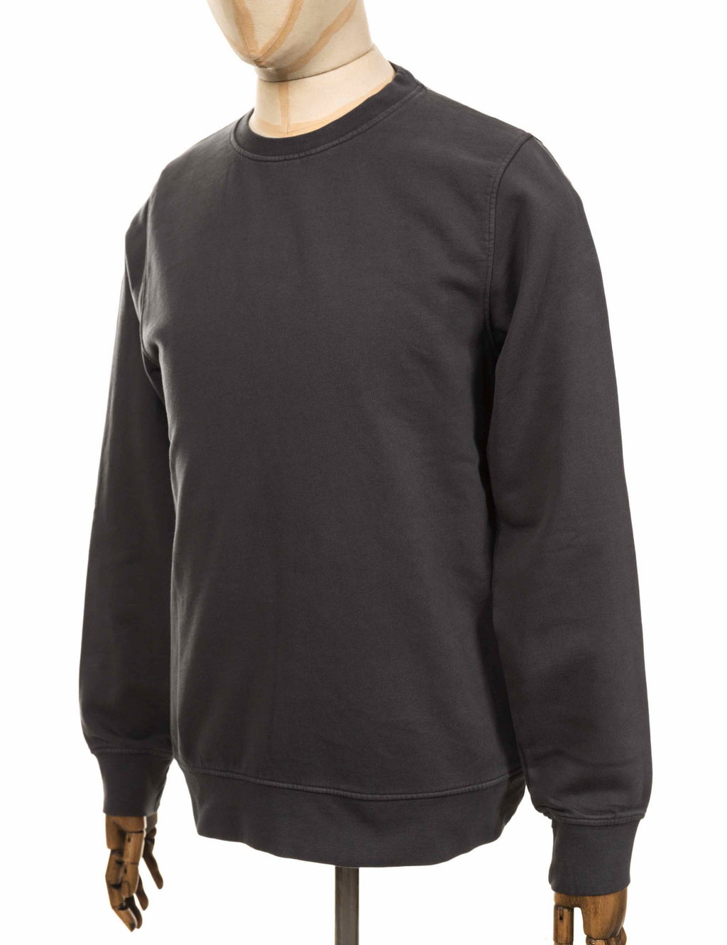 Organic crewneck sweatshirt in dark gray with crew neck, long sleeves, ribbed cuffs