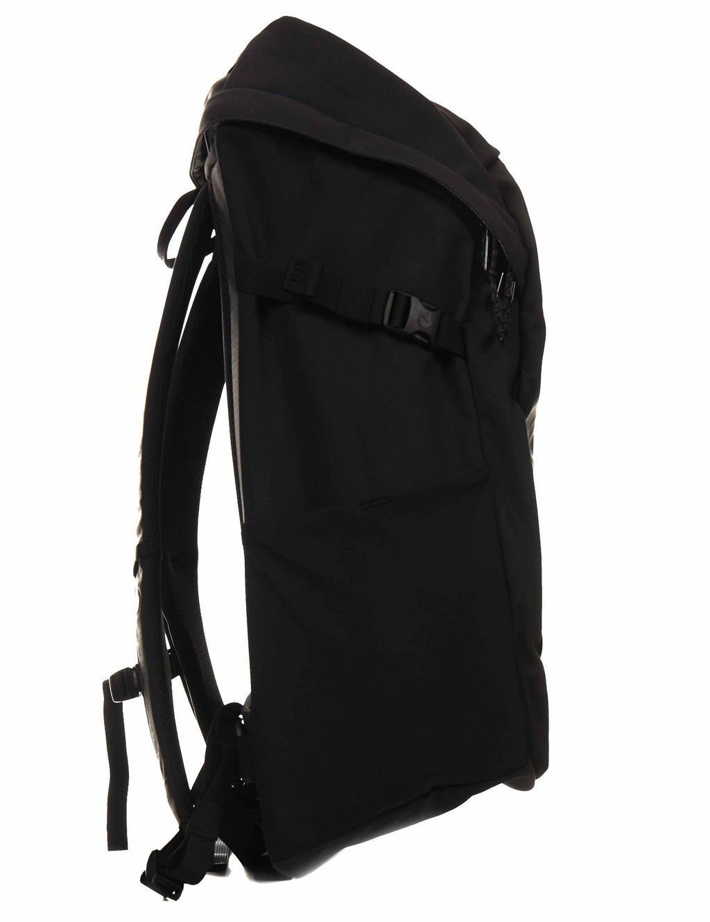 Ulvo 30L black backpack side view with adjustable shoulder strap and zipper pocket