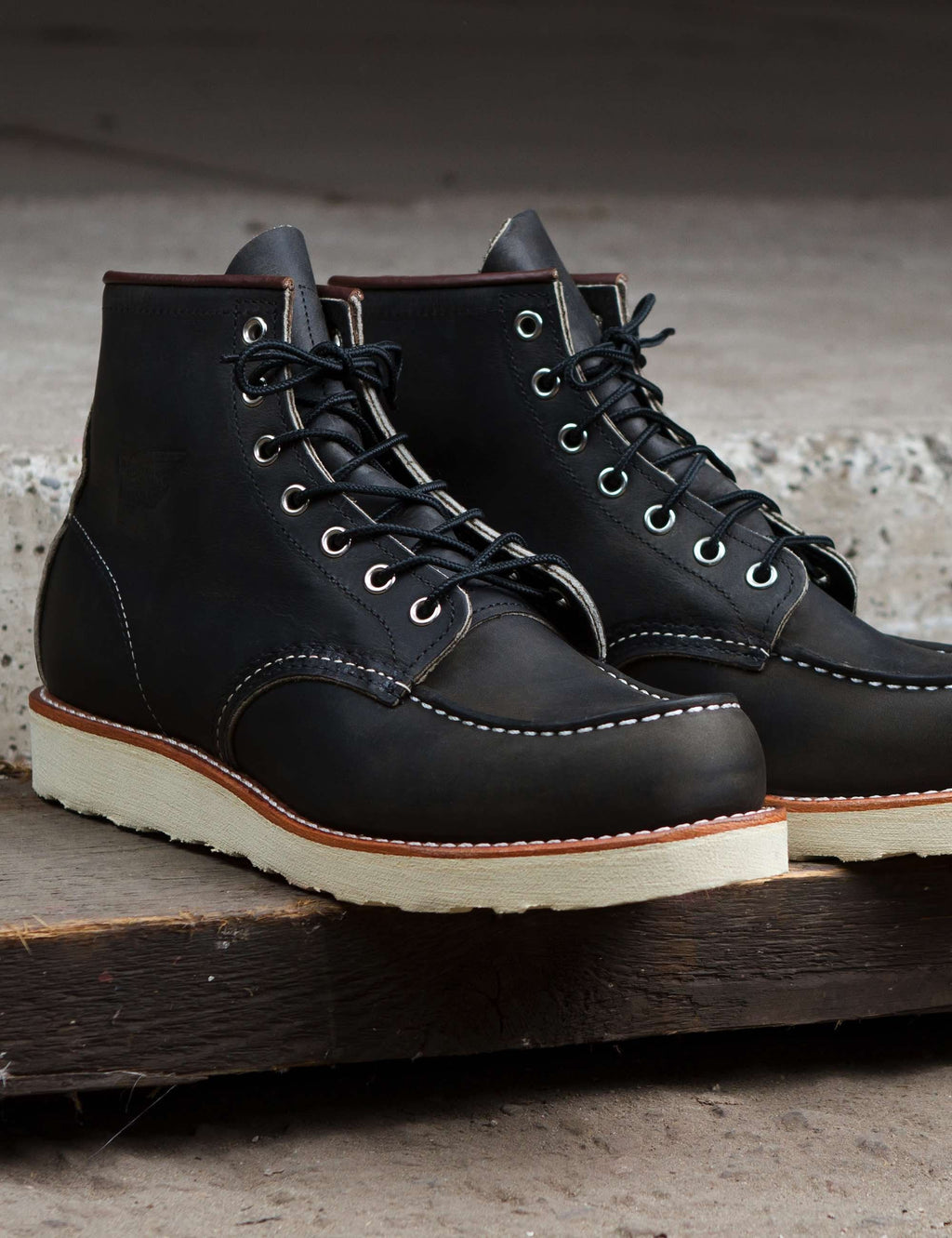 8890 Heritage 6" Moc Toe Boot - Charcoal Rough & Tough Leather