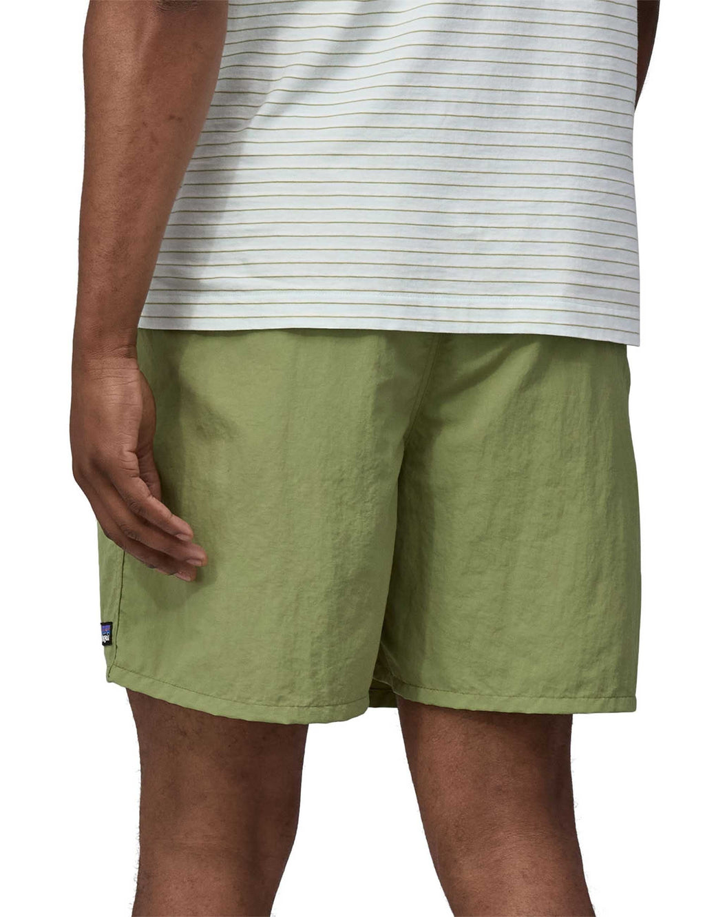 Green relaxed shorts with elastic waistband, side pocket, and straight hem