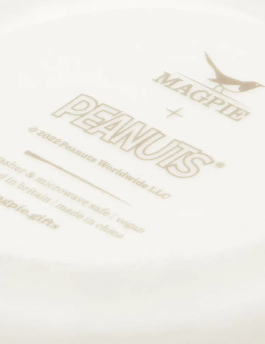 White box branding 'MAGPIE' x 'PEANUTS' for Snoopy mug
