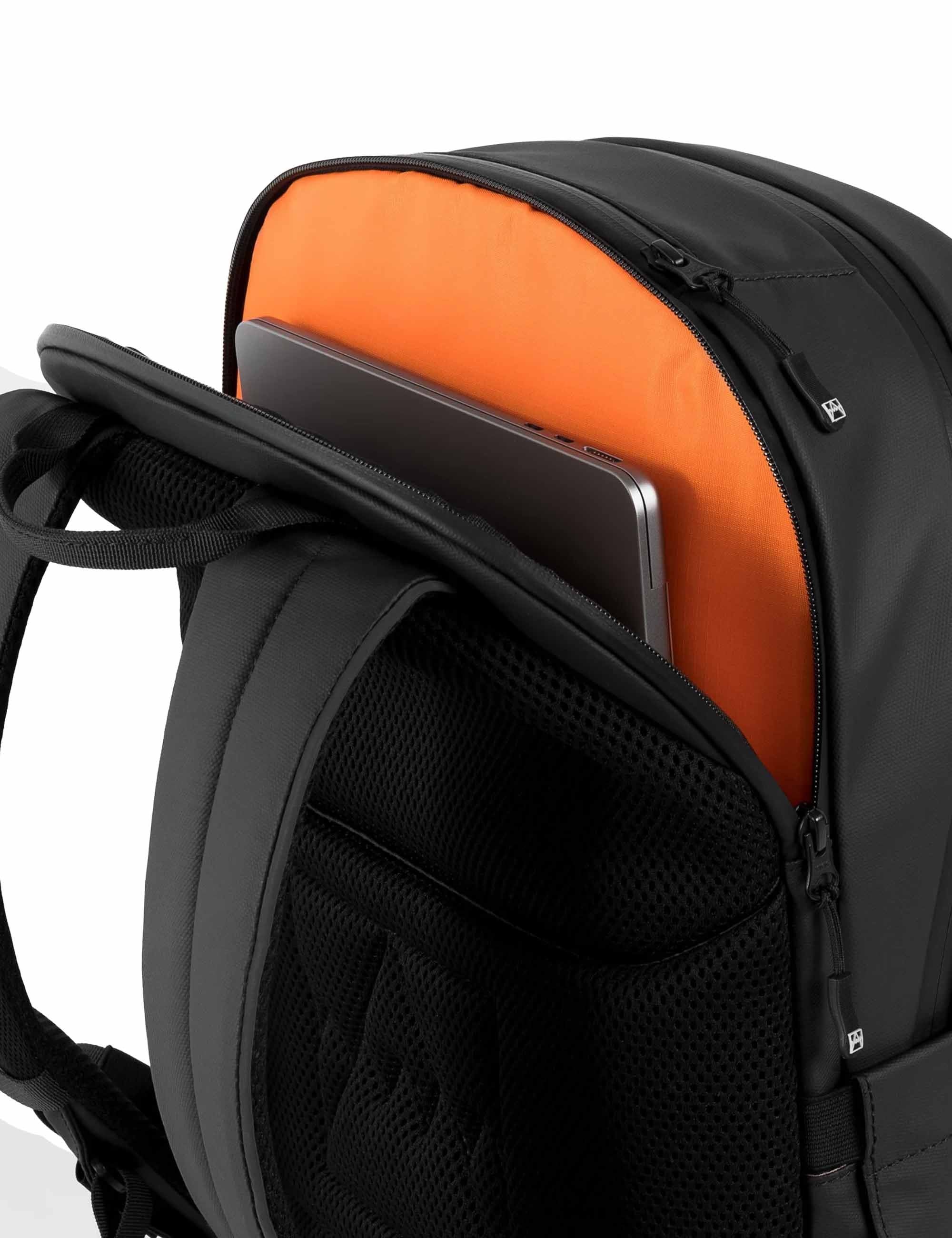 Stubble & Co Everyday Backpack 20L - All Black