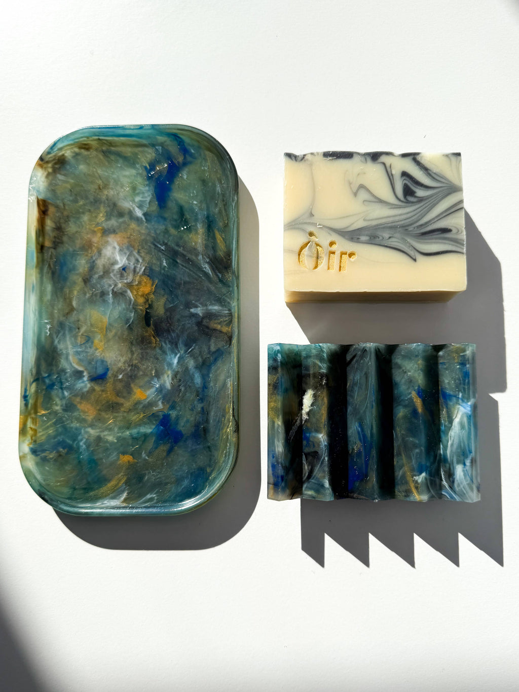 Marbled recycled plastic tray with teal-blue pattern and rounded corners, glossy