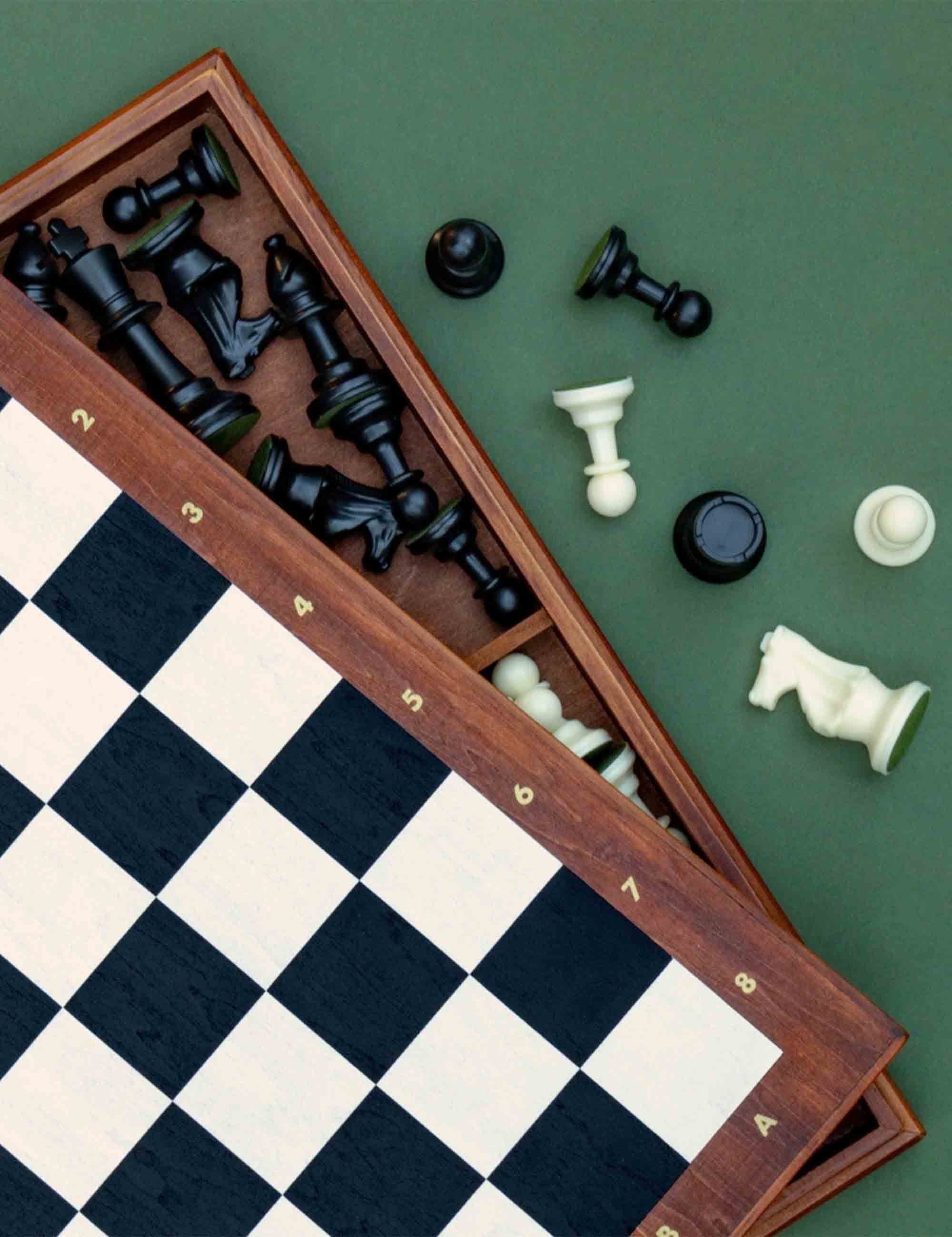 Suck UK Iron & Glory Deluxe Chess Set