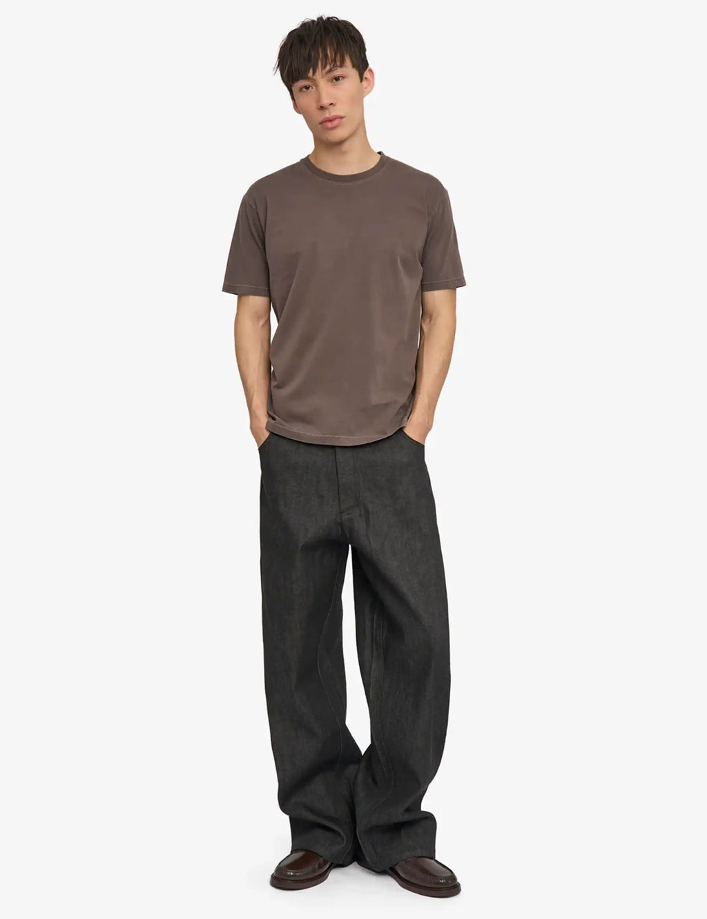 Men's crew-neck short-sleeve T-shirt in faded mud brown, straight hem.